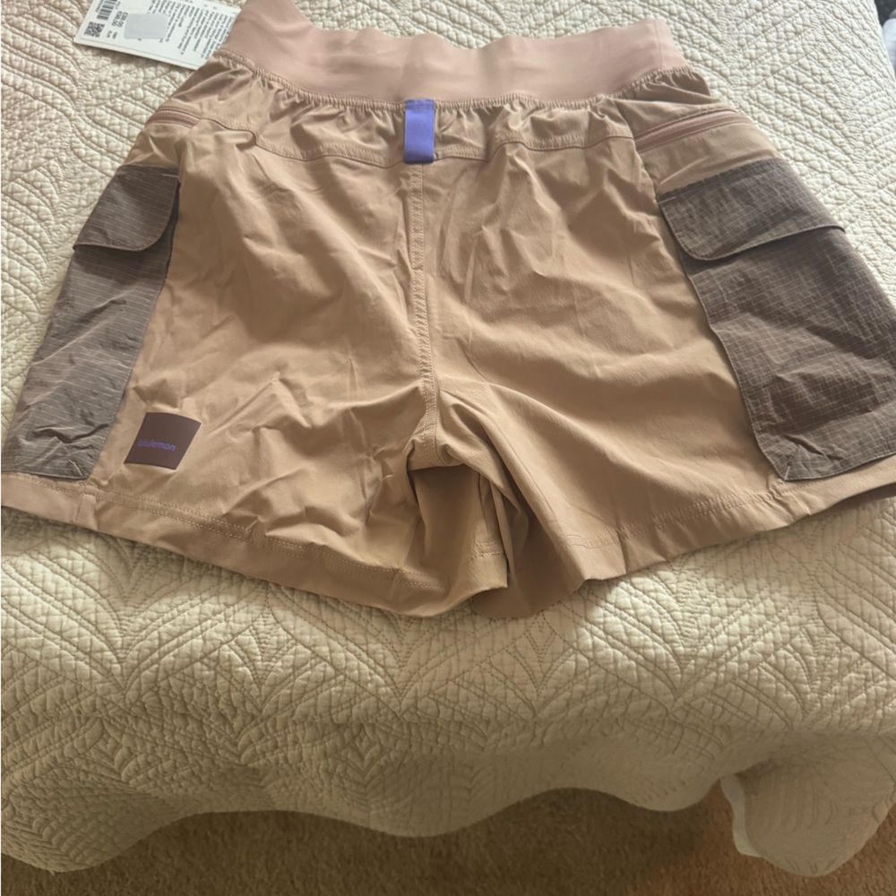 Lululemon Multi-Pocket Cargo High-Rise Hiking Short - Picture 3 of 3